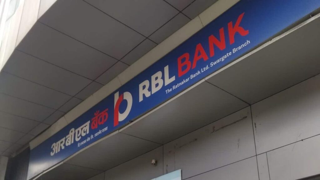 RBL Bank share price : महिंद्रा एंड महिंद्रा ने 64% मुनाफे के साथ बेची हिस्सेदार, 2.5% भागे RBL बैंक के शेयर