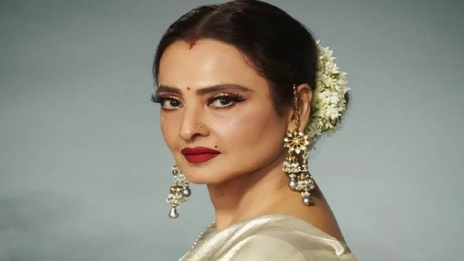 11 साल तक सिल्वर स्क्रीन से दूर रहने के बाद 71 की उम्र में कमबैक को तैयार हैं Rekha, डिजाइनर मनीष मलहोत्रा ने दिया ये हिंट