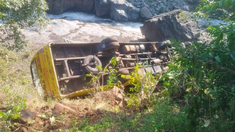 School Bus Accident: महाराष्ट्र के नंदुरबार में दर्दनाक हादसा, 150 फीट गहरी खाई में गिरी स्कूल बस; 25-30 बच्चे सवार थे, VIDEO