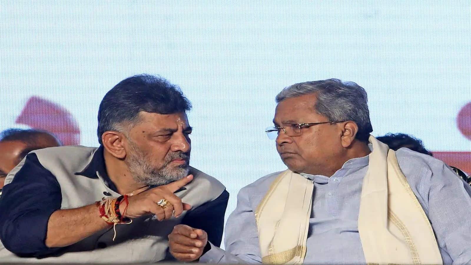 Karnataka Cabinet Reshuffle: सिद्धारमैया बने रहेंगे CM या डीके शिवकुमार को मिलेगी कर्नाटक की कमान? कैबिनेट फेरबदल पर टिकी सबकी निगाहें