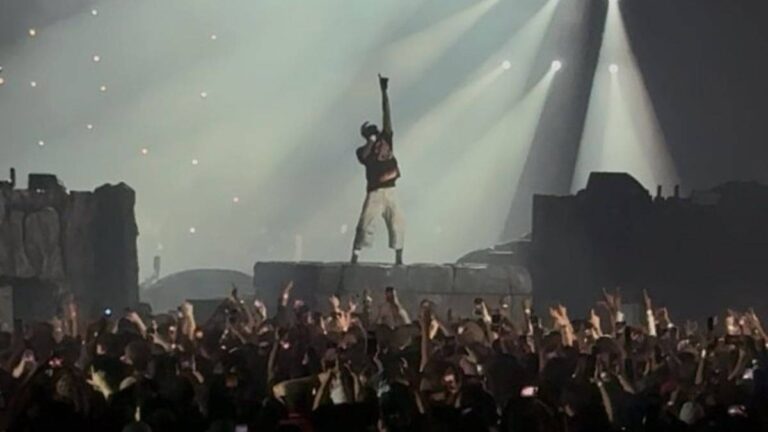 Travis Scott: 24 फोन, 12 सोने की चेन... अमेरिकी रैपर ट्रैविस स्कॉट के कॉन्सर्ट में चोरों ने किए हाथ साफ, कई लोगों को बनाया शिकार