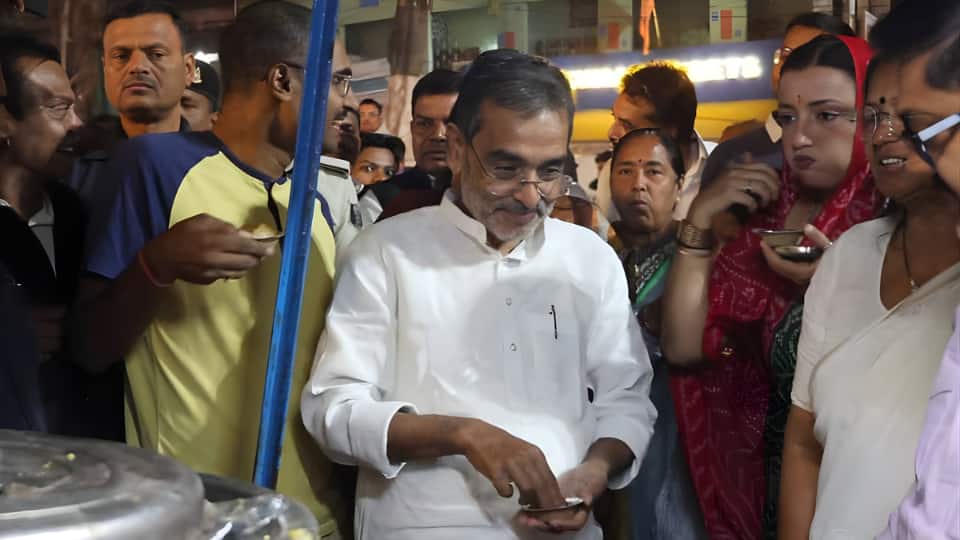 चुनावी जंग के बाद उपेंद्र कुशवाहा ने परिवार के साथ गोलगप्पे खाकर ली राहत, जनता का जीता दिल