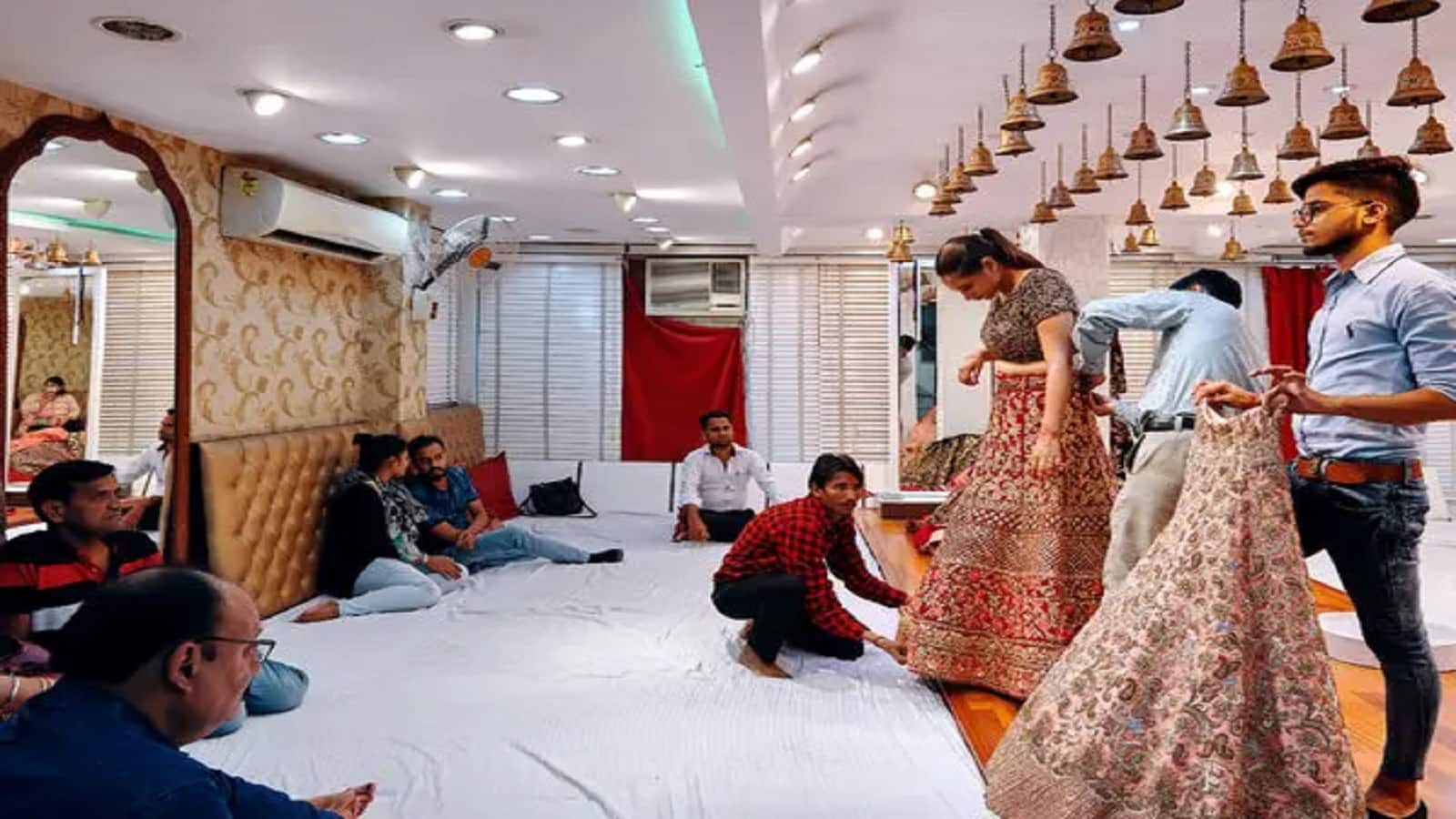 Shadi Shopping Tips: ये आसान टिप्स अपनाएं और शादी की शॉपिंग का बजट रहेगा आपके कंट्रोल में