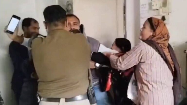 VIDEO: 'चप्पल उठाकर दे दनादन...',पत्नी ने थाने में घुसकर ASI पति की कर दी कुटाई, प्रेमिका के साथ पकड़ा गया तो हुआ हाईवोल्टेज ड्रामा