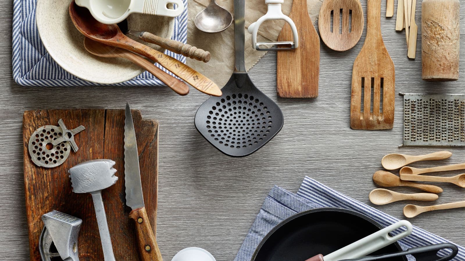 Wodden utensils cleaning tips: बेलन, करछूल और लकड़ी के बर्तन चमकदार बनाने के आसान तरीके