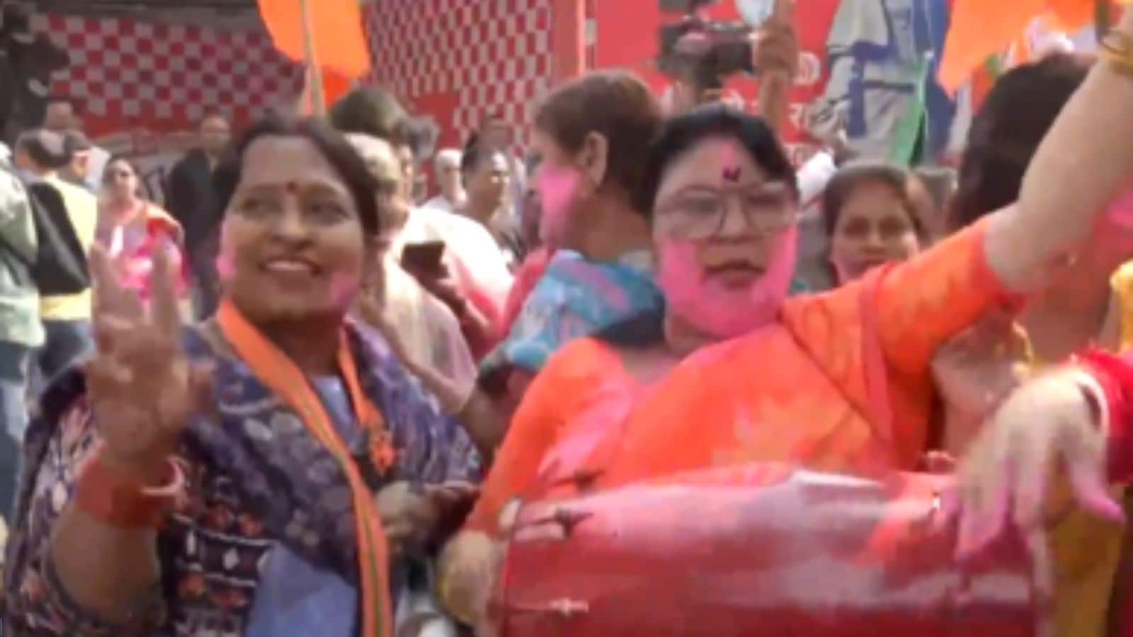 Bihar Election Result 2025: NDA की बंपर जीत पर पटना की सड़कों पर झूम रहे कार्यकर्ता, महिलाओं ने ढोल बजाकर किया डांस