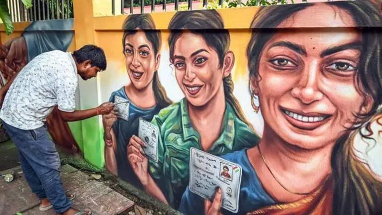 Bihar Chunav 2025: बिहार चुनाव में महिला सशक्तिकरण का संदेश! पत्नियों ने संभाली पतियों की सियासी कमान, ऐसे मांग रही वोट