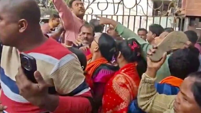 पश्चिम बंगाल के गाईघाटा BDO ऑफिस में BJP का विरोध प्रदर्शन, चप्पल लेकर पहुंचे कार्यकर्ता