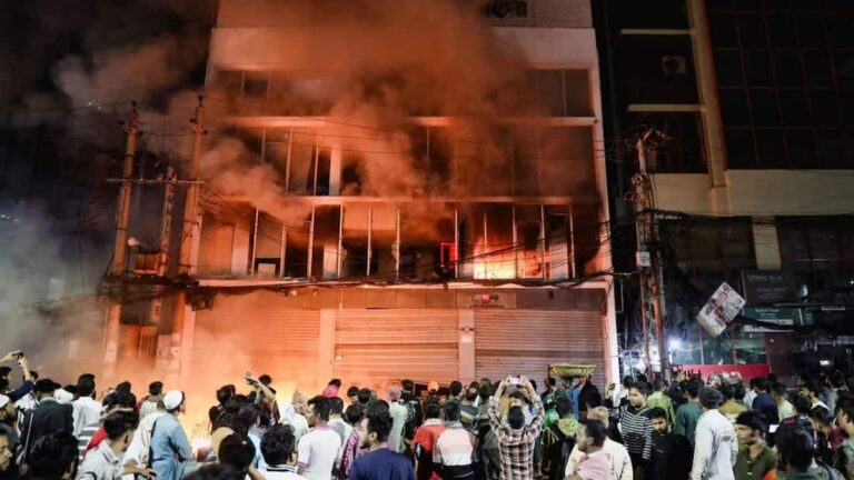 Bangladesh Protests: बांग्लादेश में हिंदू युवक की बेरहमी से पीट-पीटकर हत्या! मारने के बाद पेड़ से बांधकर जलाया शव, खौफनाक वीडियो वायरल