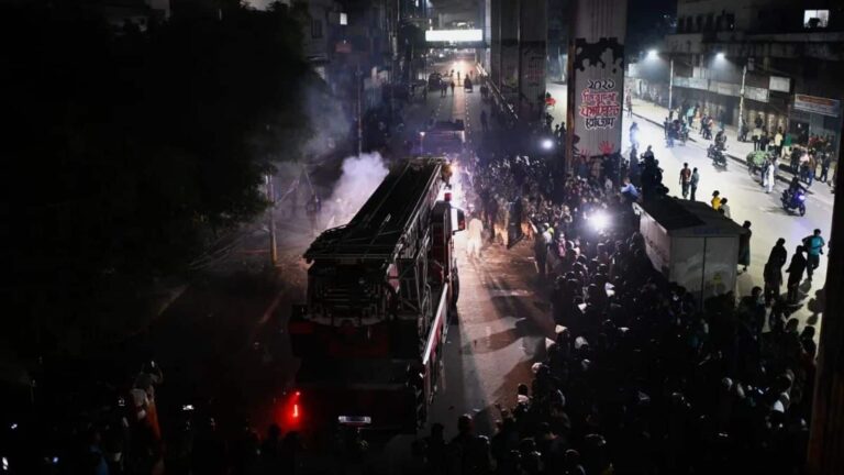 Bangladesh Protests: उस्मान हादी की मौत के बाद बांग्लादेश में हिंसक प्रदर्शन, मीडिया दफ्तरों में लगाई आग