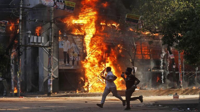 Bangladesh unrest: बांग्लादेश में हिंदुओं पर अत्याचार जारी, इस्लामी कट्टरपंथियों ने फिर हिंदू के घर में लगाई आग