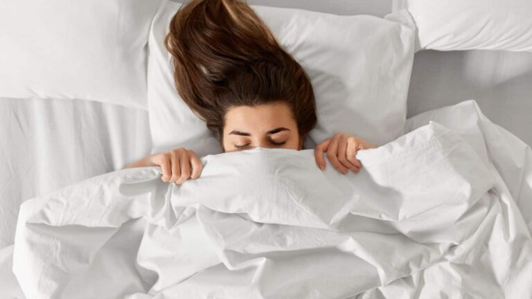 गलती से भी न करें ये काम, रजाई में मुंह ढकना हो सकता है खतरनाक