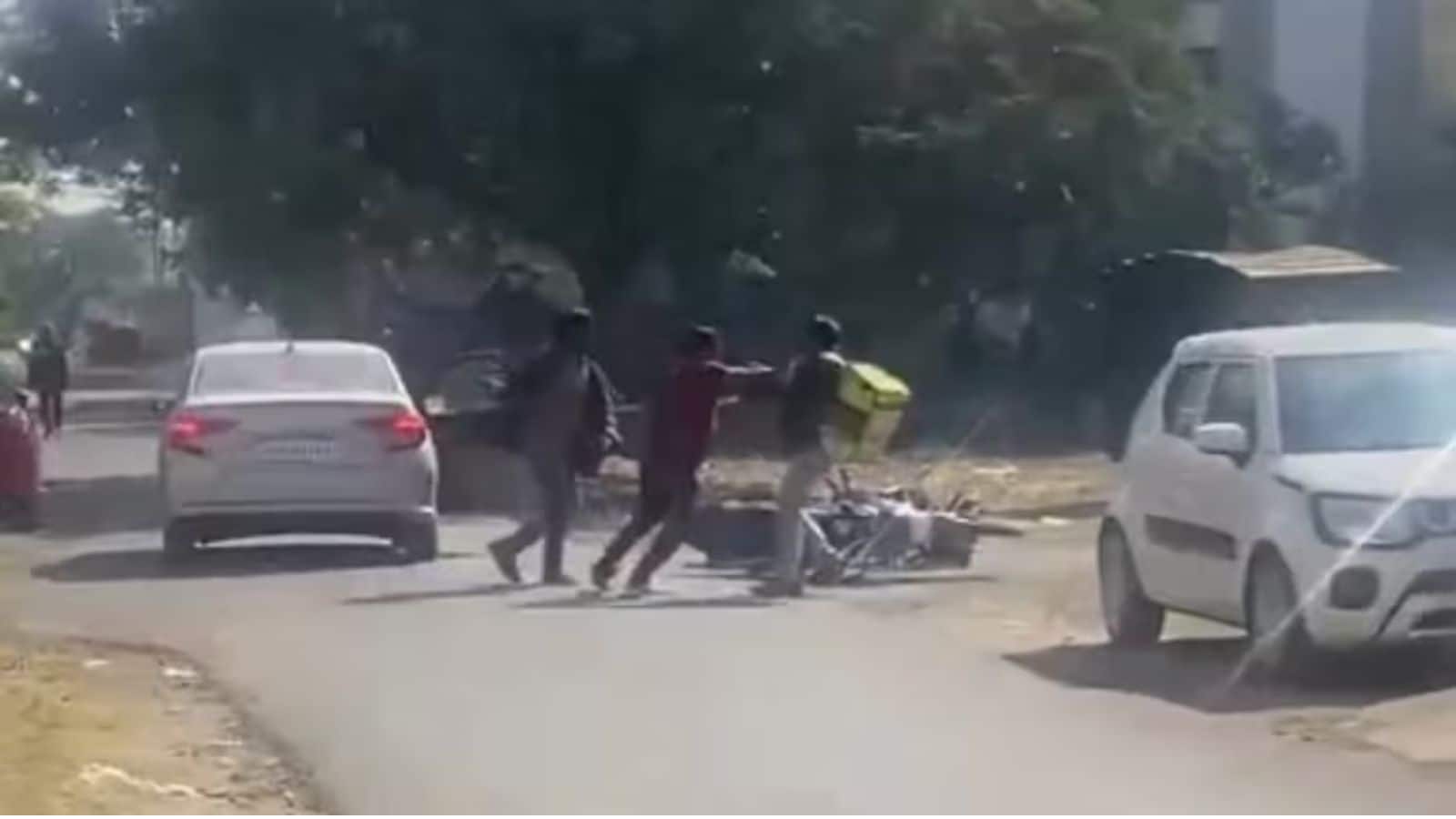 Nagpur: नागपुर में Blinkit डिलीवरी बॉय की बेरहमी से पिटाई, देशव्यापी हड़ताल के बीच सामने आया खौफनाक वीडियो