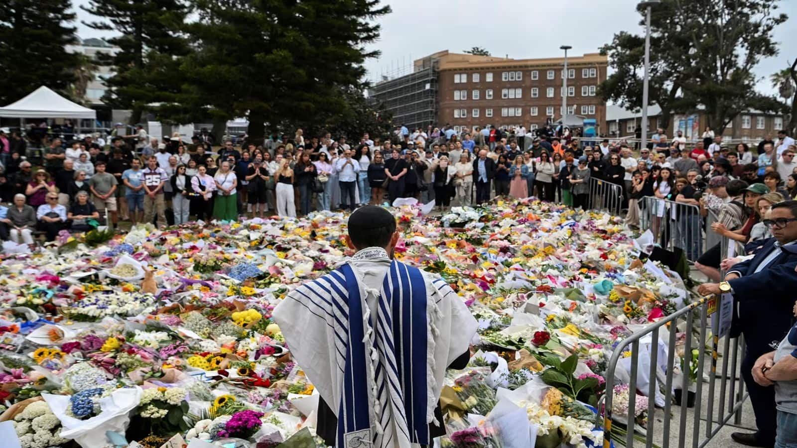 Bondi Beach Shooting: ऑस्ट्रेलिया के बॉन्डी बीच पर हुई गोलीबारी में 3 भारतीय छात्र भी घायल, आतंकी साजिद अकरम का क्या है भारत कनेक्शन?