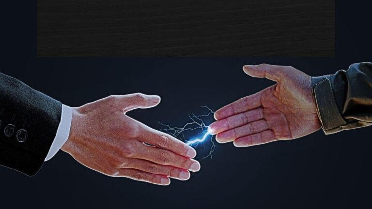 दरवाजा, कुर्सी या इंसान को छूते ही क्यों लगता है झटका! जानें इसके पीछे की वजह