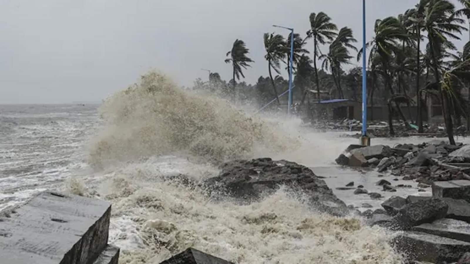 चक्रवात 'Ditwah' का कहर, तमिलनाडु में तुफान से 3 लोगों की मौत, श्रीलंका में 330 से ज्यादा की गई जान