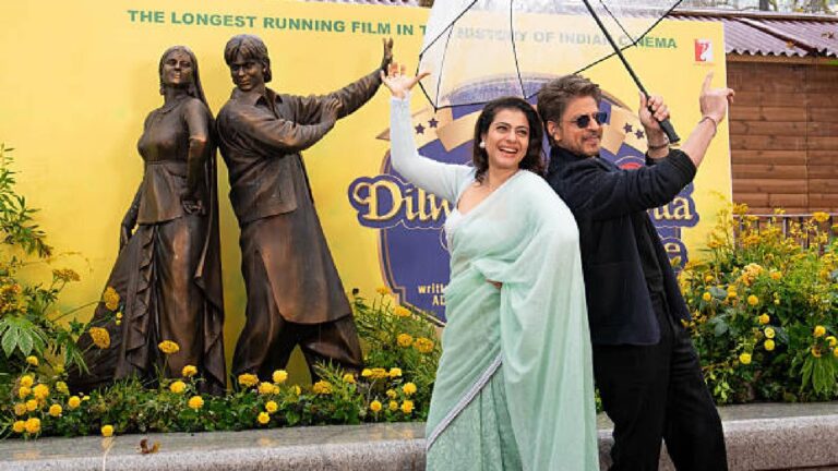 DDLJ को हुए 30 साल, लंदन के लीसेस्टर स्क्वायर में शाहरुख-काजोल ने राज और सिमरन की स्टैचू का उद्घाटन किया