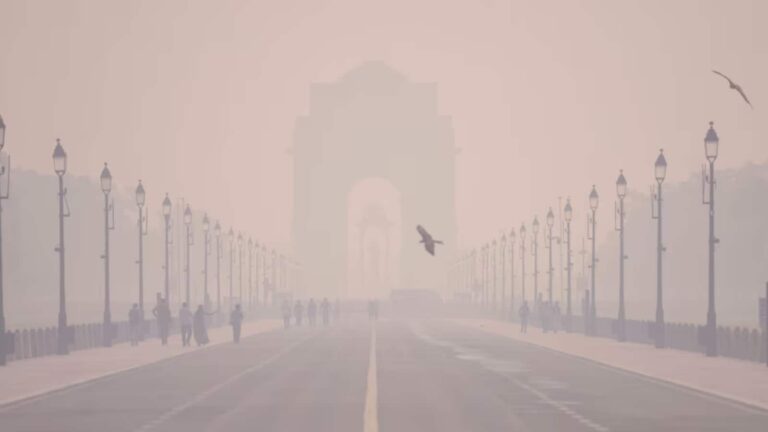 Delhi air pollution: घने कोहरे की चादर में लिपटी दिल्ली, 18 इलाकों में AQI 400 के पार, GRAP-3 लागू