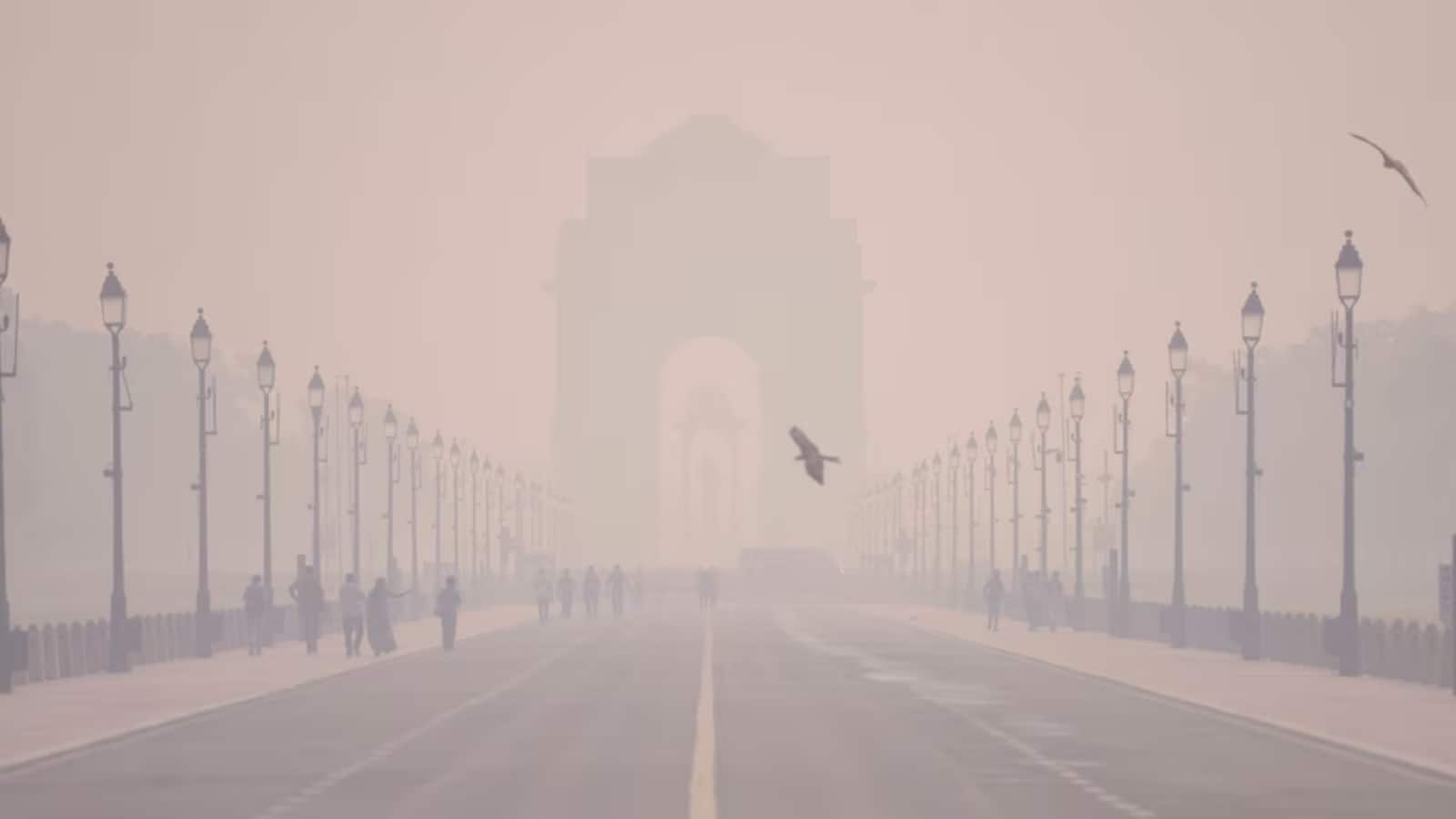 Delhi air pollution: घने कोहरे की चादर में लिपटी दिल्ली, 18 इलाकों में AQI 400 के पार, GRAP-3 लागू