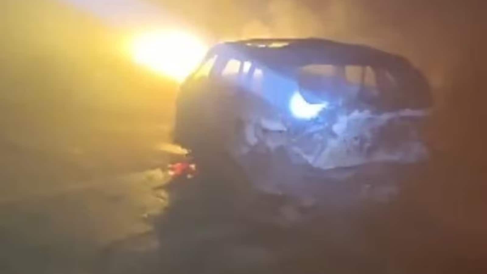 दिल्ली-आगरा एक्सप्रेसवे पर बड़ा हादसा, आपस में टकराने से कई बसों में लगी आग, कई लोगों के मारे जाने की आशंका, 4 शव बरामद