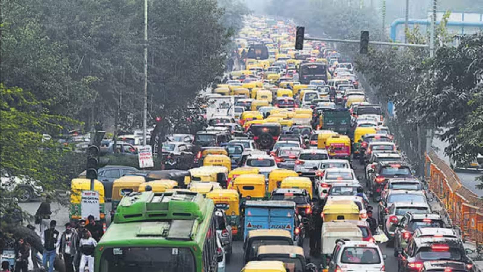 दिल्ली में अचानक BS-VI नियम लागू होने से मची अफरा-तफरी, राजधानी से सटे सिमाओं पर लगा जाम