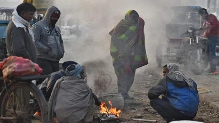 Delhi weather update: दिल्ली में शिमला जैसी ठंड! न्यूनतम तापमान पहुंचा 9 डिग्री सेल्सियस, कोहरे और शीतलहर का दौर जारी