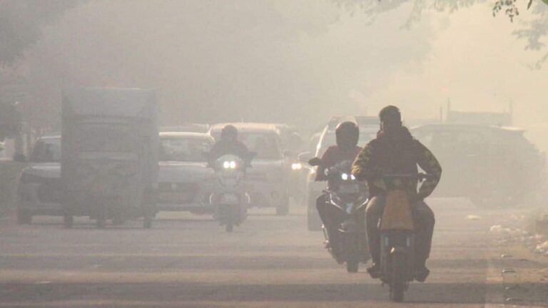 Delhi AQI: प्रदूषण से हाल बेहाल...दिल्ली में 50% वर्क फ्रॉम होम, लागू हुआ ये नया नियम