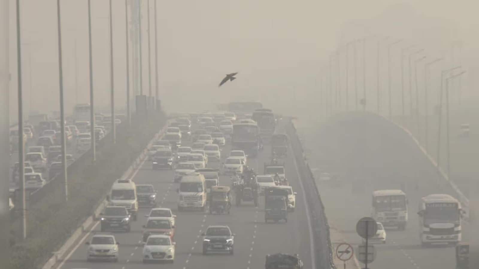 Delhi AQI: दिल्ली में छाई जहरीले धुंध की मोटी चादर, AQI 500 के पार; GRAP-4 के तहत कई गतिविधियों पर लगा प्रतिबंध