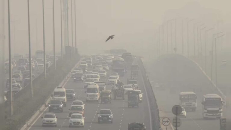Delhi AQI Today: दिल्ली-NCR में नहीं थम रहा प्रदूषण का कहर, कई इलाकों में AQI 400 के पार...छाई स्मॉग की मोटी चादर