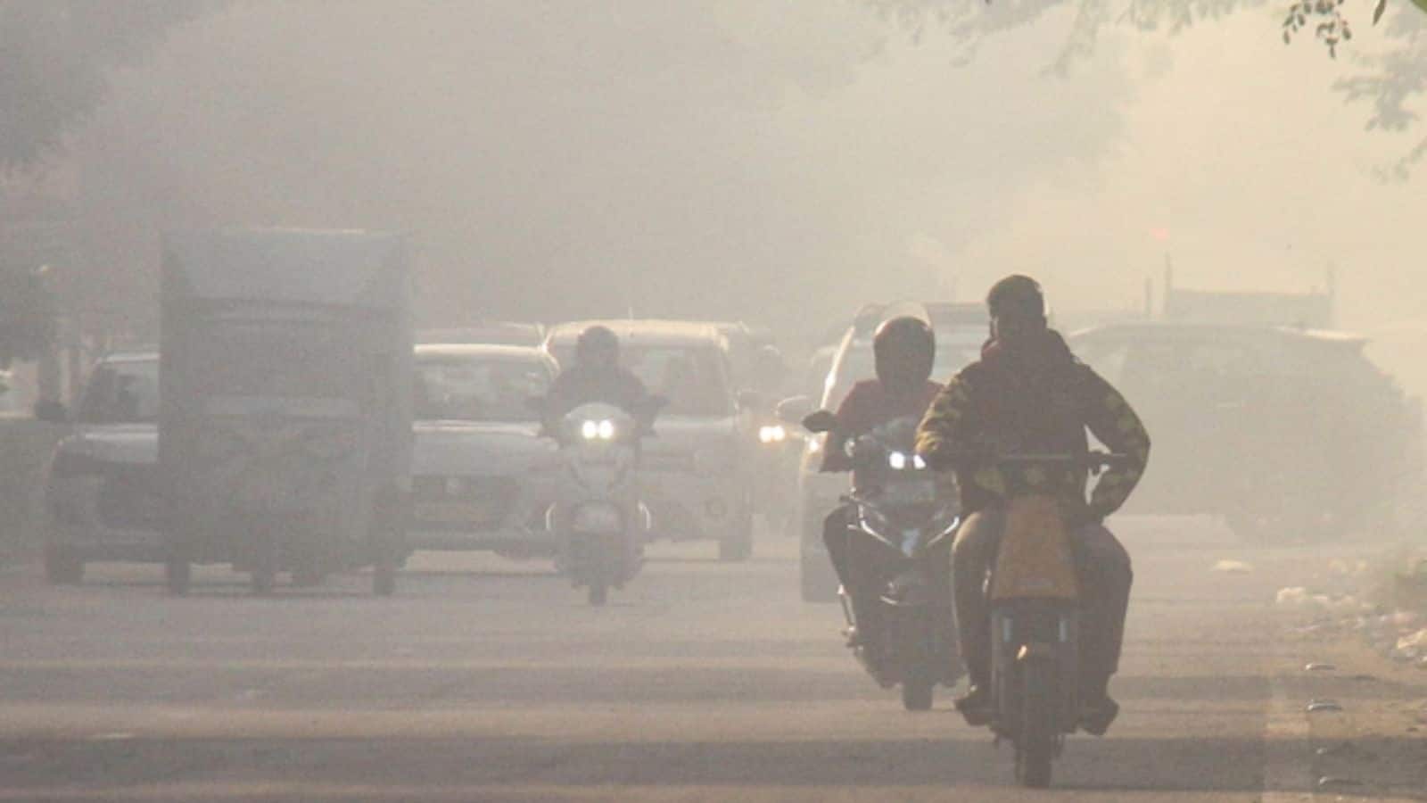 Delhi-NCR: दिल्ली पर प्रदूषण, धुंध और ठंड का ट्रिपल अटैक! AQI 300 के पार; आज से 5°C तक लुढ़केगा तापमान