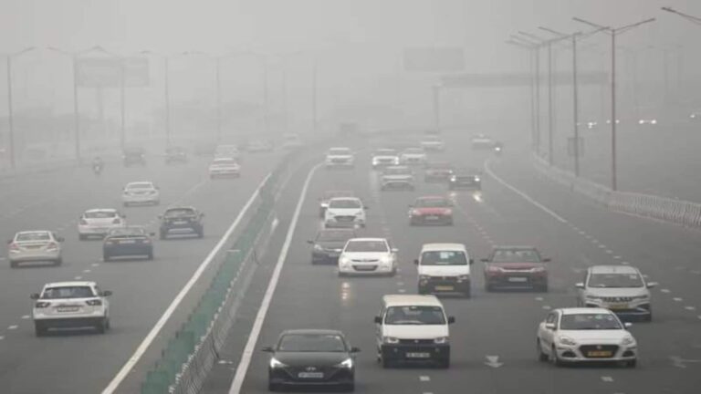 Delhi AQI: दिल्ली में जहरीली हवा से अभी नहीं मिलेगी राहत, कई जगहों पर AQI 400 के पार