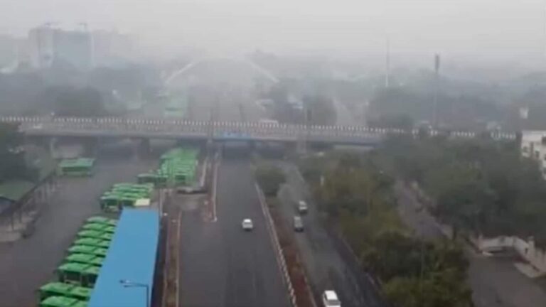 Delhi Fog: घने कोहरे के चलते IMD ने जारी किया ऑरेंज अलर्ट, दिल्ली एयरपोर्ट पर विजिबिलिटी 100 मीटर दर्ज की गई