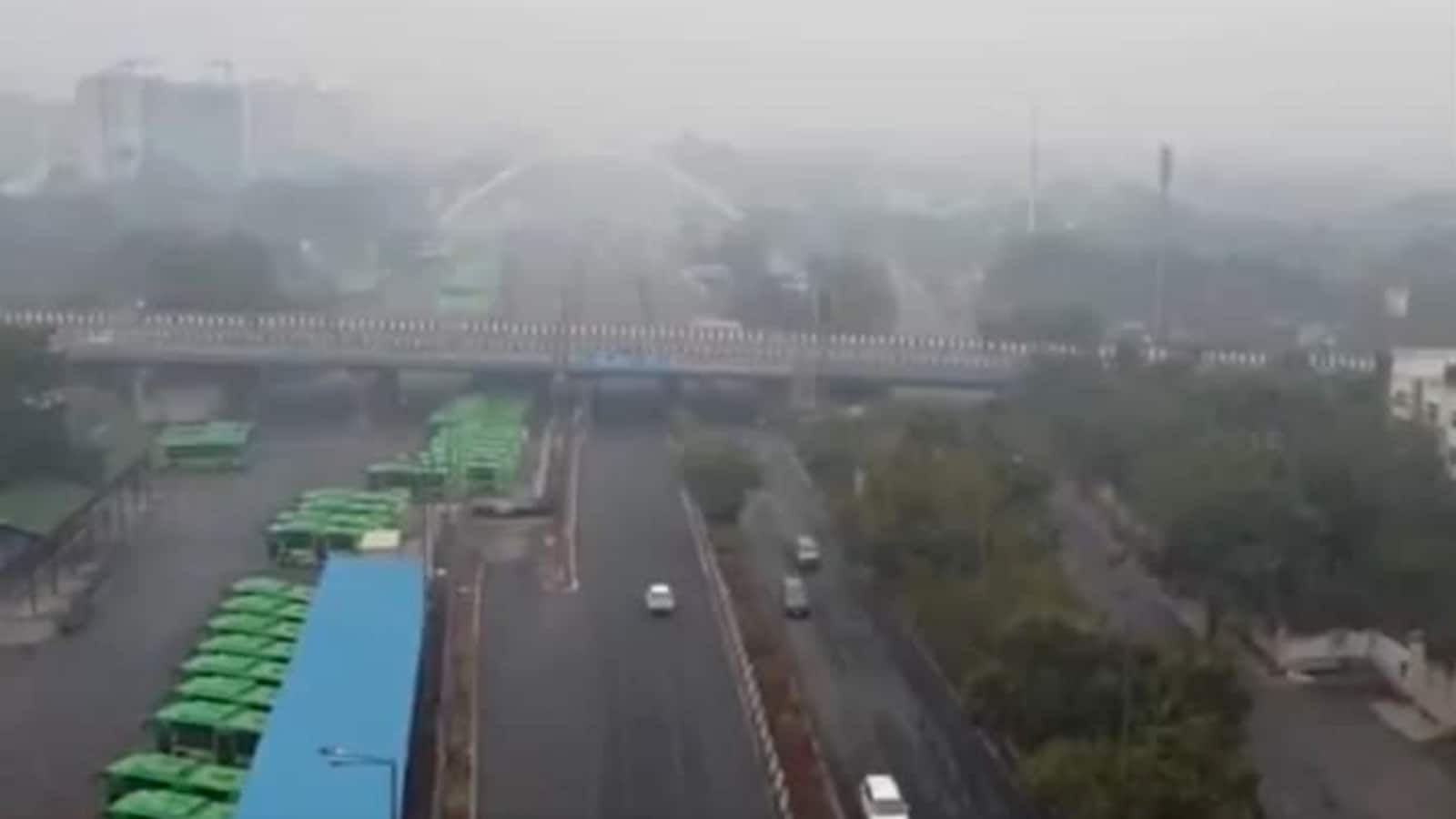 Delhi Fog: घने कोहरे के चलते IMD ने जारी किया ऑरेंज अलर्ट, दिल्ली एयरपोर्ट पर विजिबिलिटी 100 मीटर दर्ज की गई