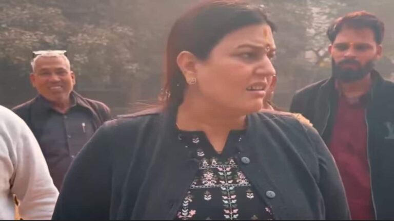 VIDEO: 'एक महीने में हिंदी सीखो वरना...', दिल्ली की बीजेपी पार्षद ने अफ्रीकी फुटबॉल कोच को पार्क में सरेआम धमकाया