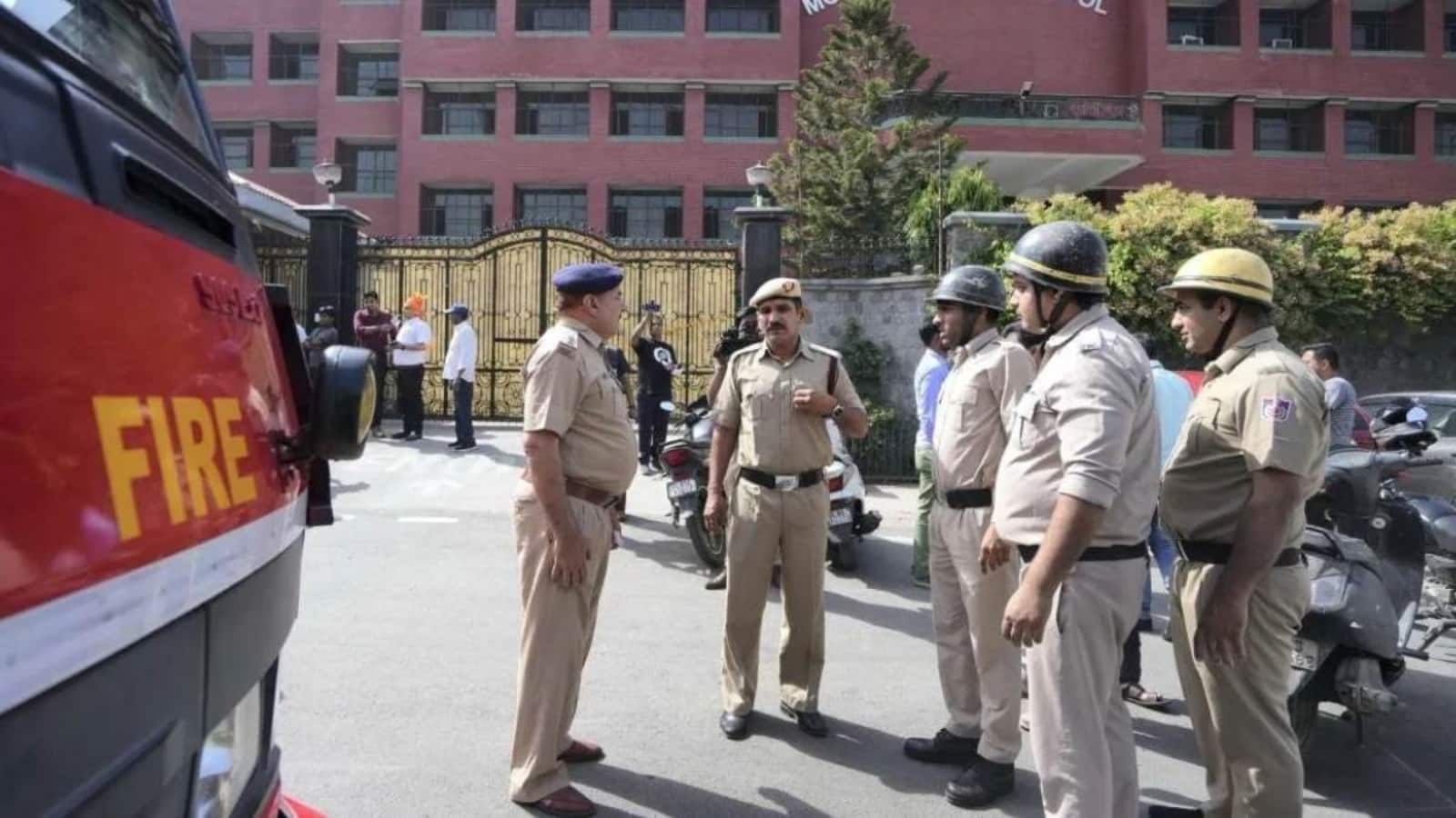Delhi School Bomb Threat: दिल्ली के कई स्कूलों को मिले धमकी भरे ईमेल, पुलिस मामले की जांच जुटी