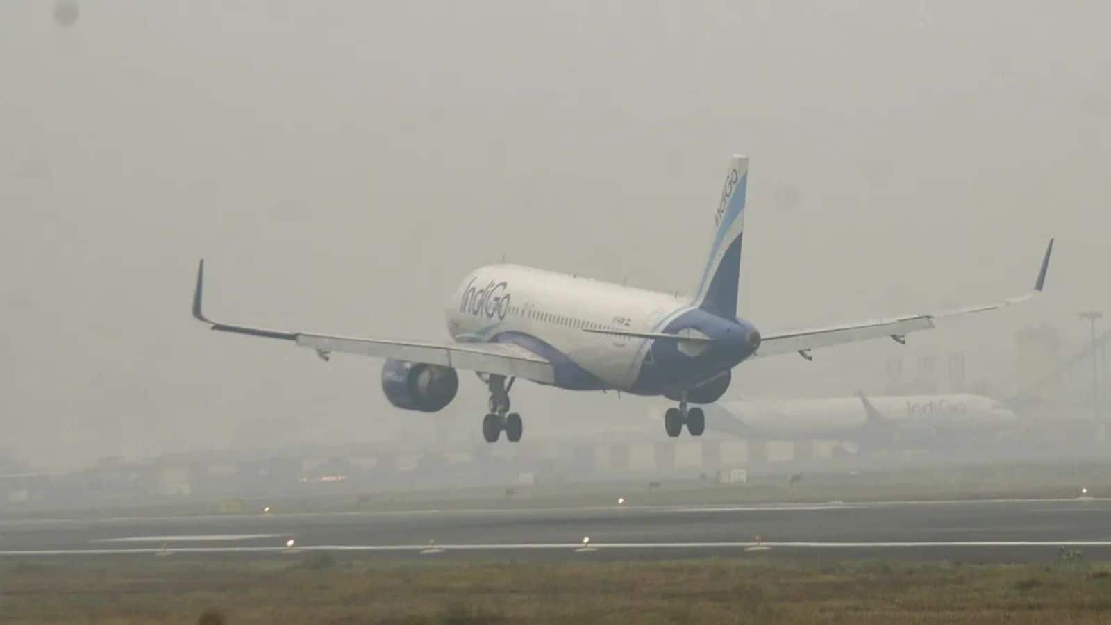 Delhi Fog Alert: दिल्ली में कोहरे से उड़ानों पर असर, एयरलाइंस ने जारी की एडवाइजरी