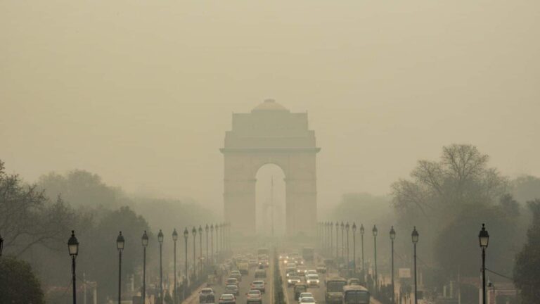 दिल्ली की हवा क्यों होती है इतनी जहरीली, ठंड में क्यों बढ़ जाता है प्रदूषण? ये है इसका असली कारण
