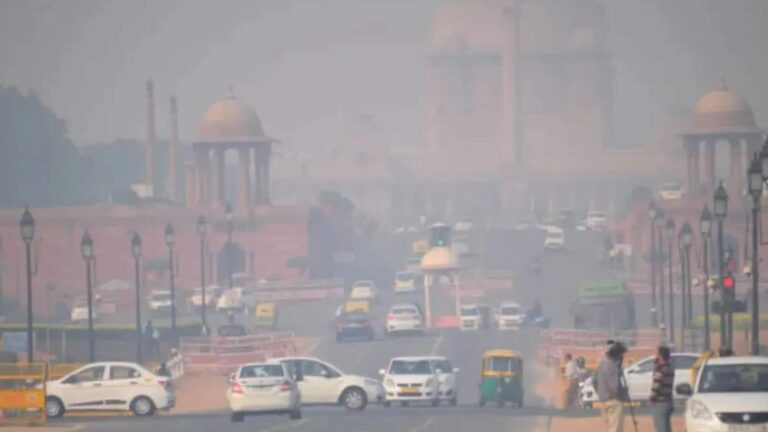 Delhi pollution: दिल्ली-NCR में जहरीली हवा का कहर, AQI पहुंचा 400 के पार, GRAP-IV लागू
