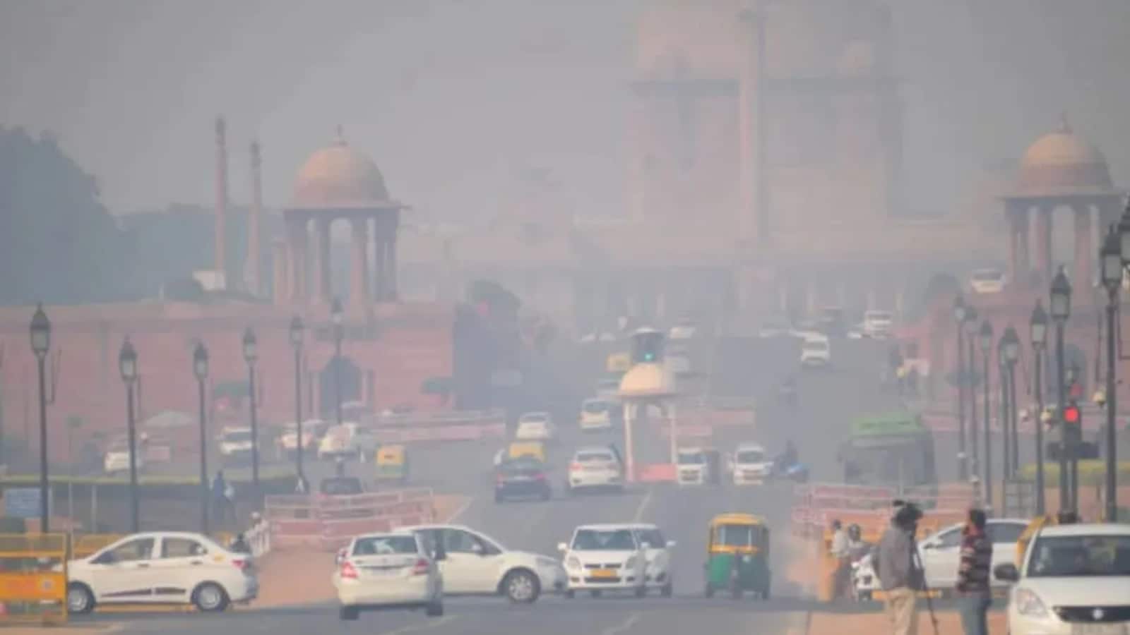 Delhi pollution: दिल्ली-NCR में जहरीली हवा का कहर, AQI पहुंचा 400 के पार, GRAP-IV लागू