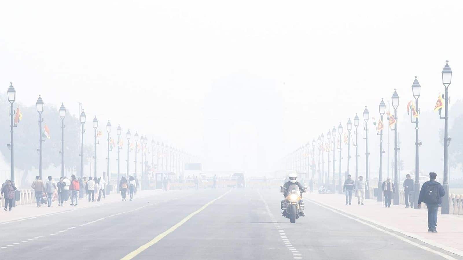 Delhi AQI: दिल्लीवालों को जहरीली हवा से मिली थोड़ी राहत, GRAP-4 हटा; घने कोहरे की वजह से उड़ानों पर संकट जारी