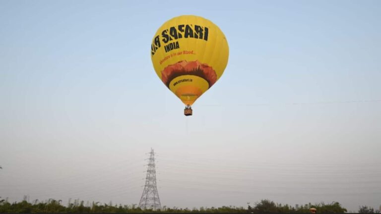 Delhi Hot Air Balloon: धुआं, धुंध और महंगा टिकट, दिल्ली के 'हॉट एयर बैलून' राइड को नहीं मिल रहे मुसाफिर