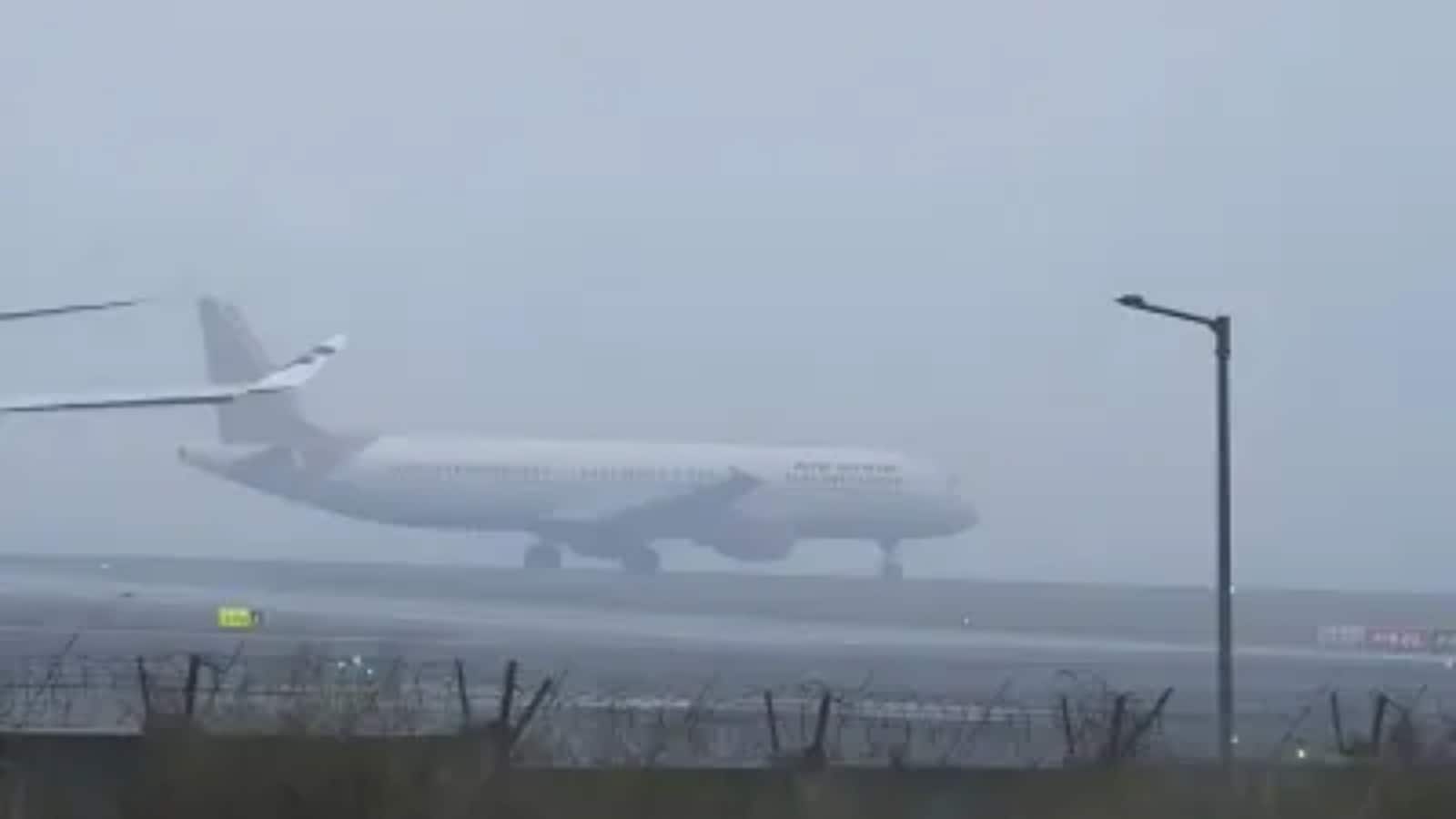 Dense Fog: घने कोहरे के कारण IGI एयरपोर्ट पर हवाई यातायात बाधित, 148 उड़ानें रद्द, दो को किया गया डायवर्ट