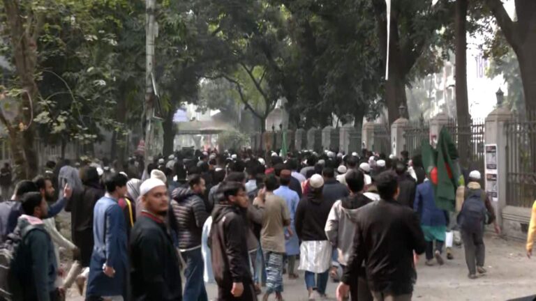 Bangladesh Unrest: ढाका यूनिवर्सिटी में जुमे की नमाज के बाद हुआ भारत विरोधी प्रदर्शन!