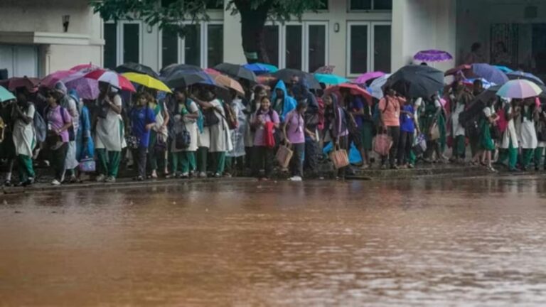 चक्रवात 'Ditwah' के कारण भारी बारिश और जलभराव, चेन्नई, तिरुवल्लूर समेत कई जिलों में स्कूल, कॉलेज बंद