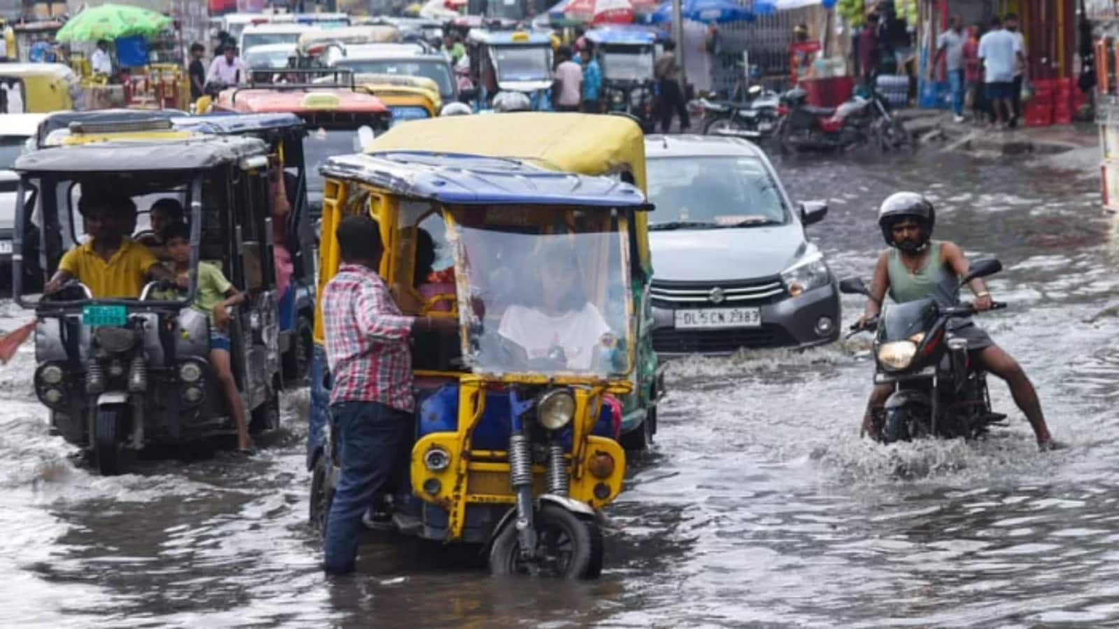 चेन्नई में Ditwah का कहर, सीजन की सबसे भारी बारिश से जनजीवन अस्त-व्यस्त