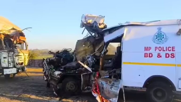Madhya Pradesh accident: सागर में भीषण सड़क हादसा, ट्रक की जोरदार भिड़ंत में बम निरोधक दस्ते के 4 जवानों की मौत, 1 घायल