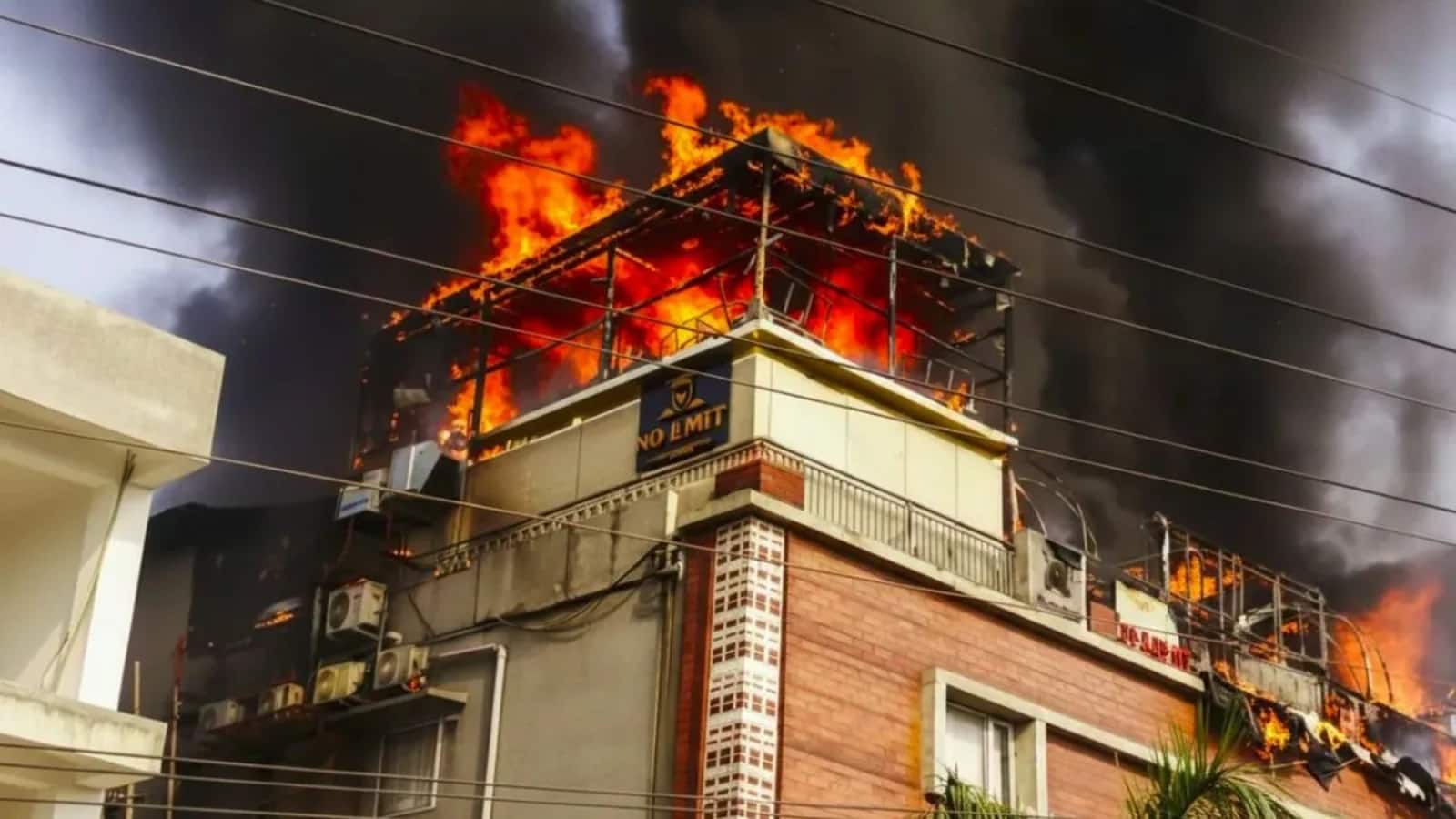 Bhubaneswar Fire News: पहले गोवा और अब भुवनेश्वर के बार में लगी भीषण आग, सभी सामान जलकर हुआ राख, आसमान में दिखा धुएं का गुबार