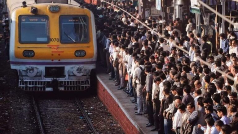 Mumbai Local Trains Cancelled: मुंबई में आज लगभग 300 लोकल ट्रेनें रद्द, सफर से पहले रूट जरूर चेक करें