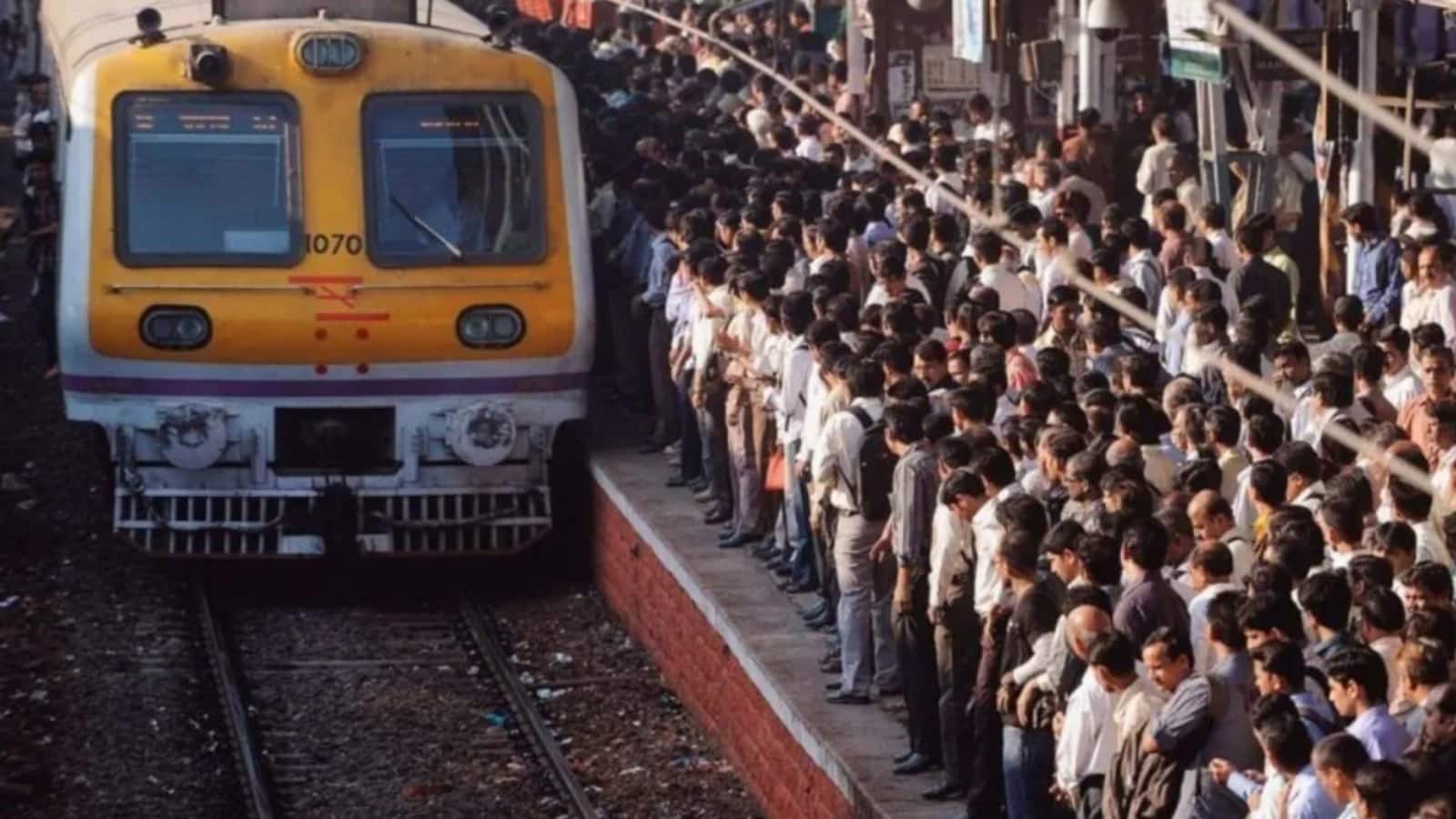 Mumbai Local Trains Cancelled: मुंबई में आज लगभग 300 लोकल ट्रेनें रद्द, सफर से पहले रूट जरूर चेक करें