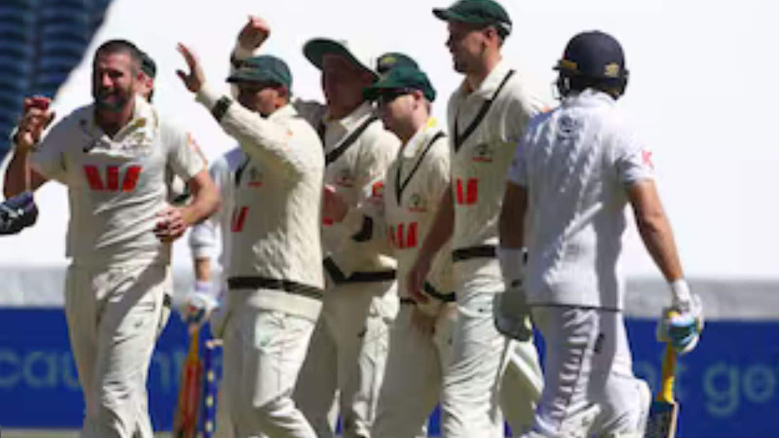 Ashes 2025: बॉक्सिंग-डे में गेंदबाजों का कोहराम...लगा विकेटों का पतझड़, पहले दिन ही ऑलआउट हुई दोनों टीम